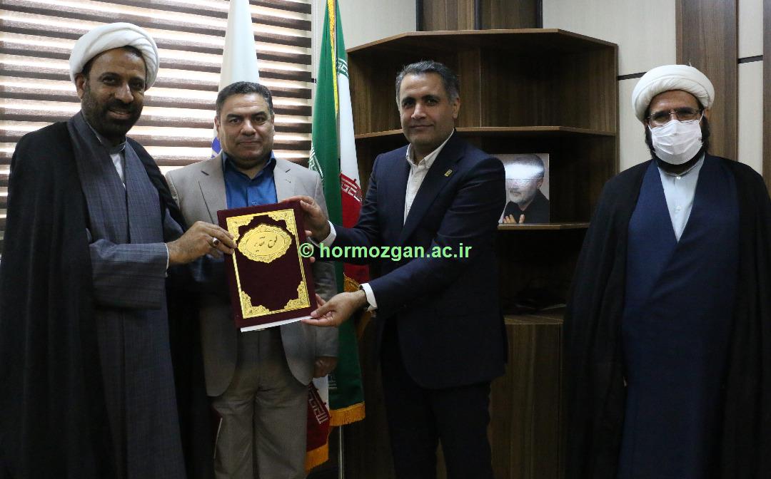 انعقاد قرارداد تفاهم نامه بین دانشگاه هرمزگان و ستاد اقامه نماز استان هرمزگان